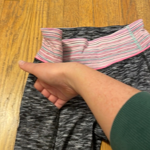 Lululemon crops - Picture 2 of 5